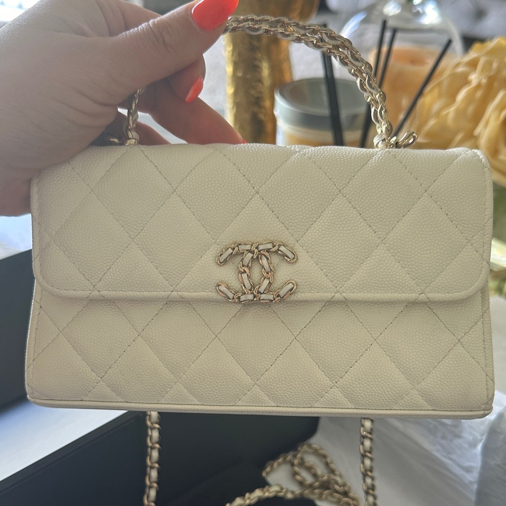 CHANEL Cream Quilted Leather Top Handle Shoulder Bag with Gold Chain